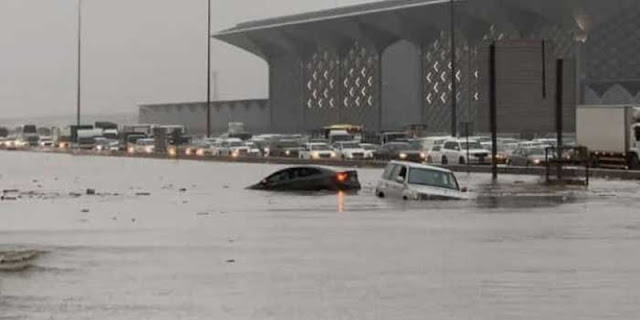 Hujan Deras dan Banjir Mengepung Ruas Jalan di Jeddah, Dua Tew*s