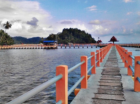 Wisata Keluarga Di Pantai Carocok Painan Foto Caretet