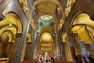 O belo interior da Cathedral de Saint Nicholas em Monte Carlo - Mônaco