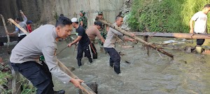 Sinergitas TNI - Polri Peduli Lingkungan Bersihkan Aliran Sungai Bersama Warga