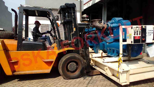Forklift 10 Ton sedang memindahkan sebuah genset di daerah Cilangkap - Jakarta Timur.  (10 Tons Forklift relocating a genset machine at Cilangkap - East Jakarta)