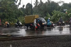 Ngeri, Ratusan Pengendara Motor Tergelincir Di Perlintasan Kereta Api Sumpiuh