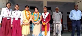 खुटहन कालेज में शिक्षिकाएं की गयीं सम्मानित | #NayaSaberaNetwork