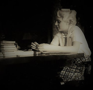 Jean_Harlow_Reading_3