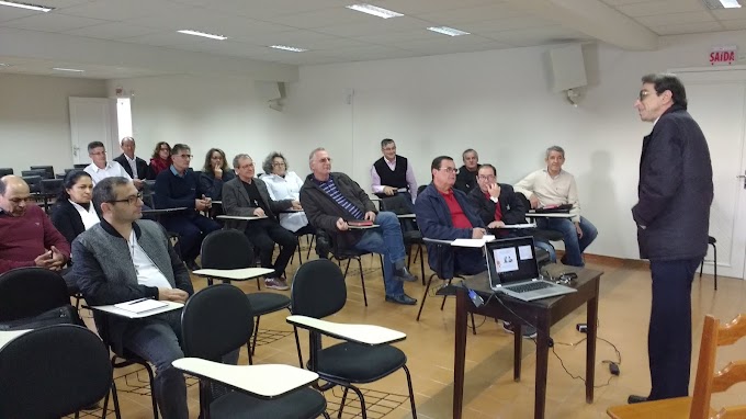 ALUNOS DA ESCOLA DIACONAL TÊM TARDE DE FORMAÇÃO EM TUBARÃO