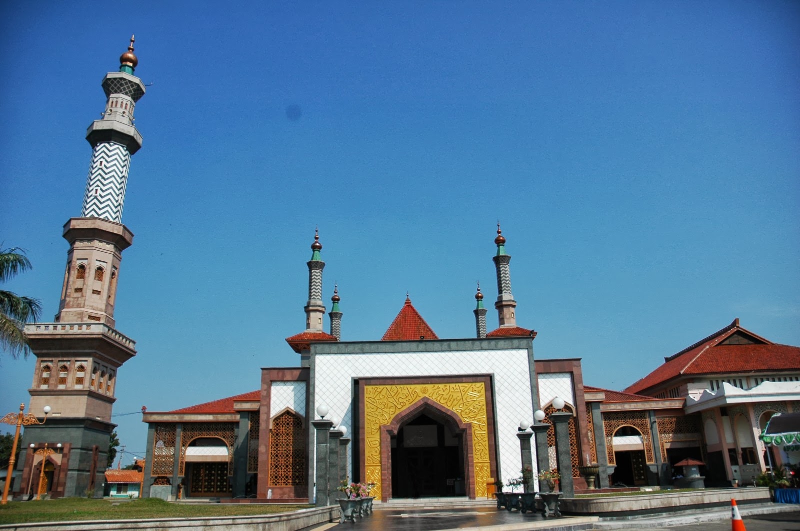 Masjid Agung At Taqwa Masjid Megah di Cirebon yang Sayang 