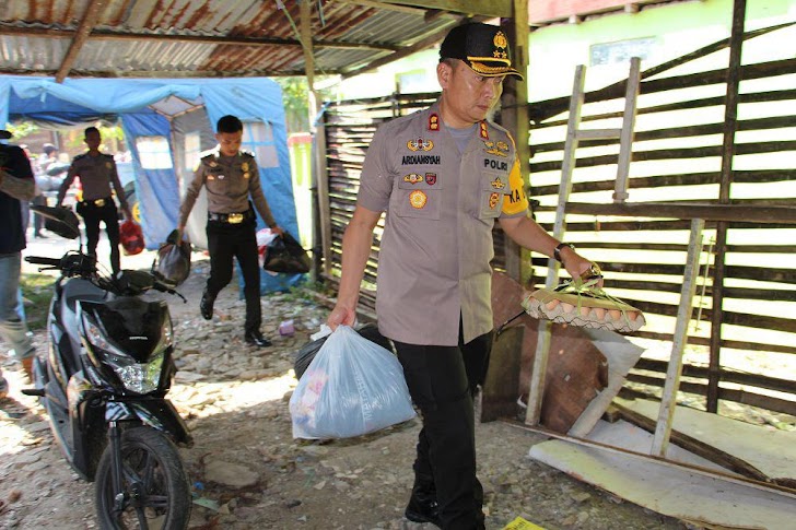 Kapolres Sinjai Berikan Bantuan Pada Korban Kebakaran