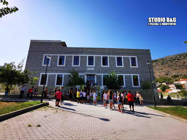 Η επιστροφή στα θρανία με βεβαίωση μετακίνησης - Οι γονείς θα θα πρέπει να στέλνουν  SMS