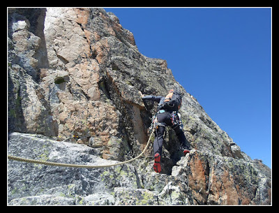 Escalando en el torreón rojizo entre Tempestades y Aneto