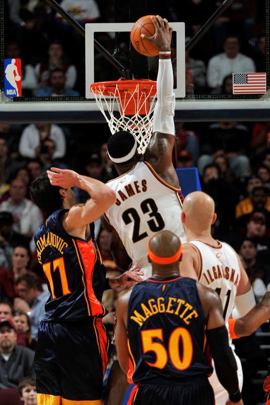 lebron james dunk. lebron james dunking on lakers