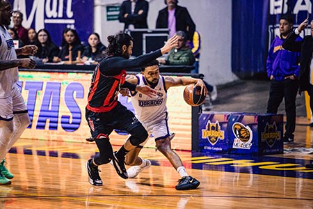 Apaches de Chihuahua mantiene su racha perfecta en la LBE 2025. Dorados de Chihuahua sufre su cuarta derrota ante Indios de Ciudad Juárez.
