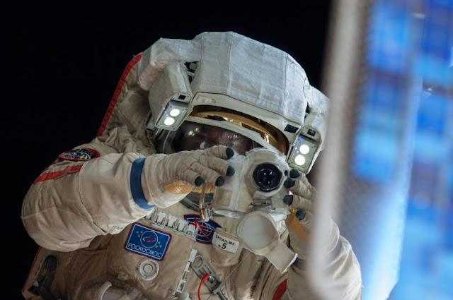 spacewalk-kosmonot-oleg-kotov-astronomi