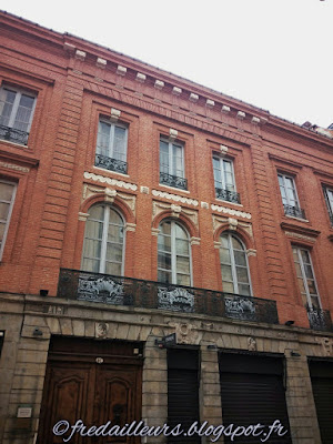 Toulouse, façade à frise dans la rue Croix Baragnon