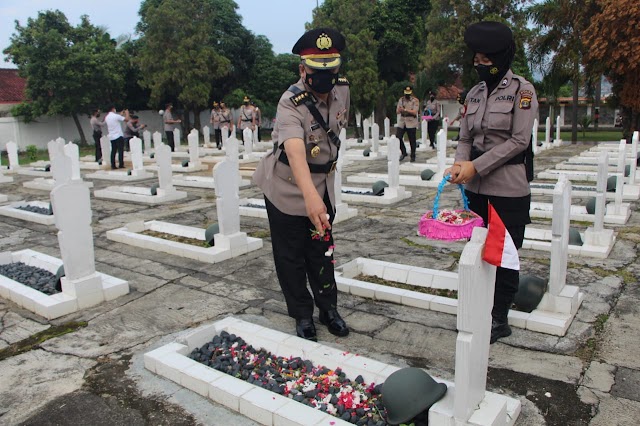 Sebagai Bentuk Penghormatan, Polda Lampung Lakukan Ziarah ke Makam Pahlawan