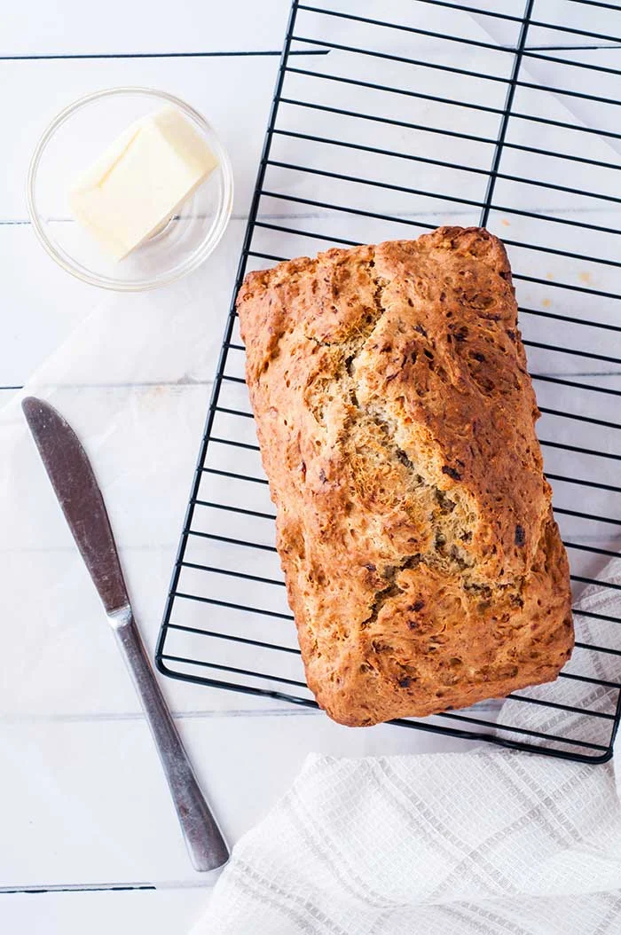 Easy healthy banana bread recipe. This moist homemade recipe can be made in one bowl. Make a skinny quick bread with white whole wheat flour, no sugar, no nuts and eggless. This is the best recipe for a banana bread with low calories. It can also be made into muffins or mini loaves. #bananabread #healthy #skinny