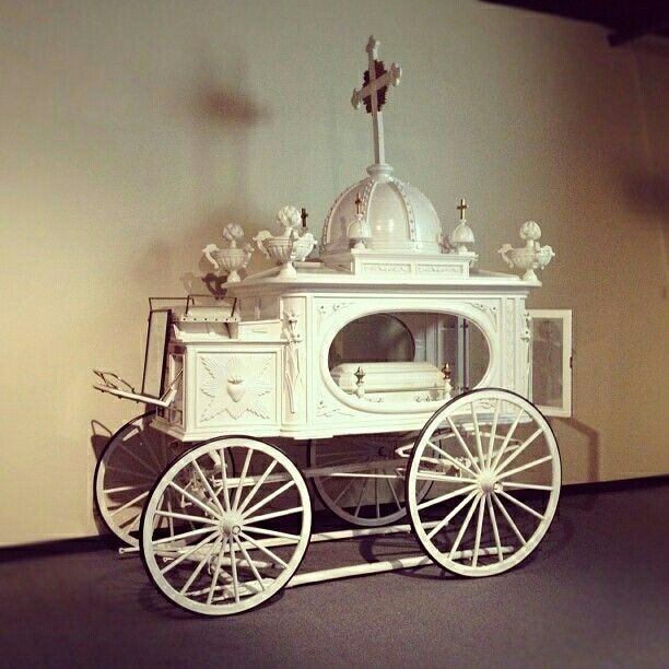 Coche fúnebre tirado por caballos para niños. Museo Nacional de Historia Funeraria.