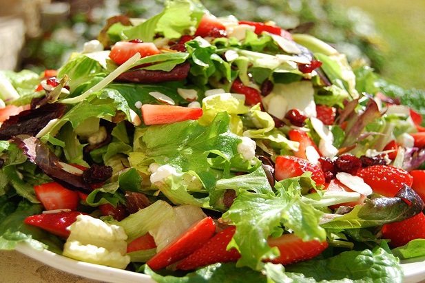 Refreshing green salad with balsamic vinegar dressing