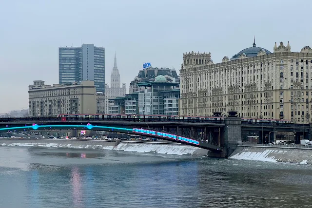 вид с Бородинского моста, Москва-река, Смоленский метромост