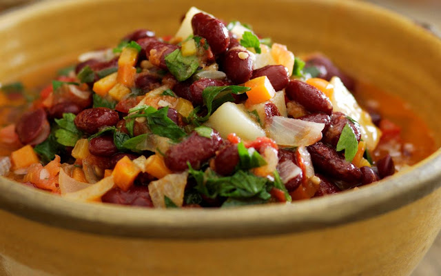 Turkish kidney bean salad (barbunya pilakli) in a serving bowl