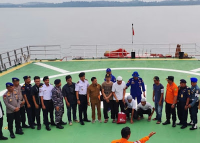 Tim SAR Gabungan Jemput Lima Nelayan Karimun Korban Kapal Karam yang Hanyut ke Perairan Malaysia