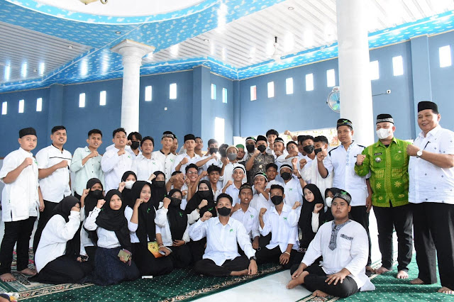Wabup Sergai Sholat Perdana di Masjid Al-Ikhlas yang Baru Selesai Dibangun