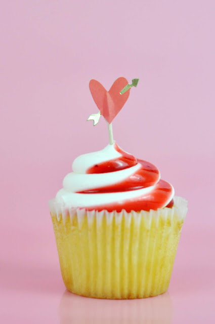 Valentine's Day Cupcake Toppers by Jen Gallacher from www.jengallacher.com #valentinesday #cupcaketopper #jengallacher