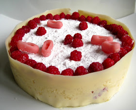 Gâteau magique à la framboise avec décoration danseuses