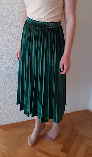 www.zaful.com/velvet-pleated-midi-skirt-p_232447.html?lkid=27844