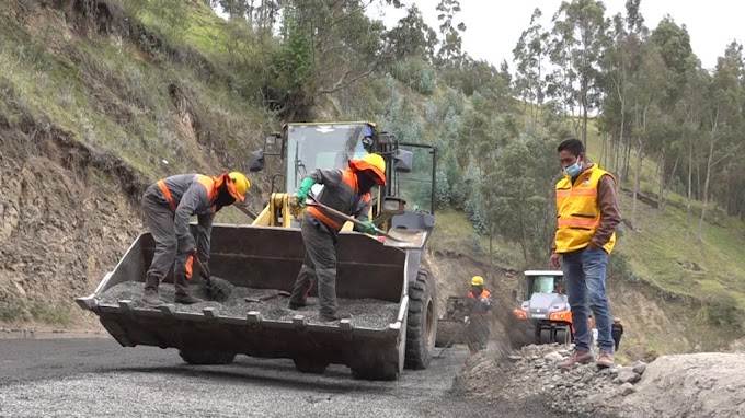 Trabajos de repavimentación se ejecutan en los cantones Alausí y Colta