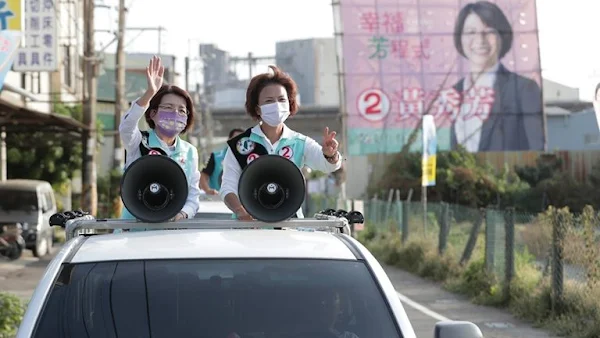 ▲投票日前剩4個黃金周末，民進黨彰化縣長候選人黃秀芳由黨籍候選人陪同在社頭鄉、員林市車隊掃街拜票。（圖／記者林明佑翻攝）