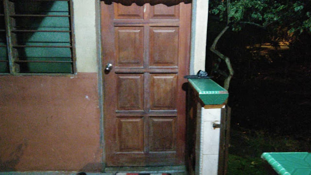 Bau Busuk Selepas Ketukan Pintu