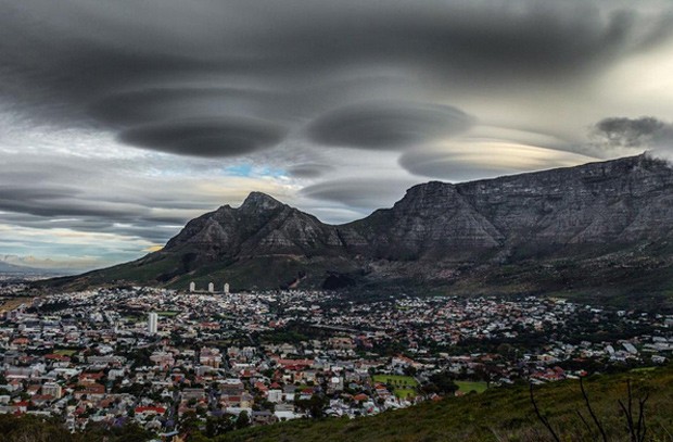 Nuvens em forma de naves alienígenas