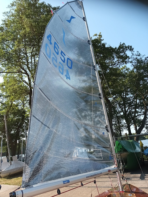 Solo sail with fuller entry