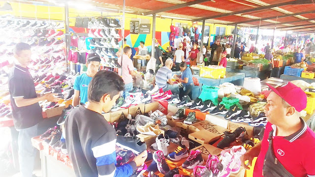 CAROREÑOS CAZAN OFERTAS EN EL MERCADO MUNICIPAL DE CARORA