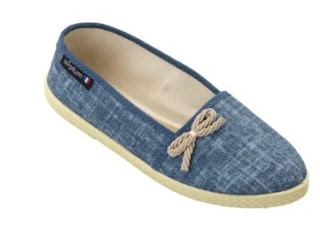Une chaussure en jean