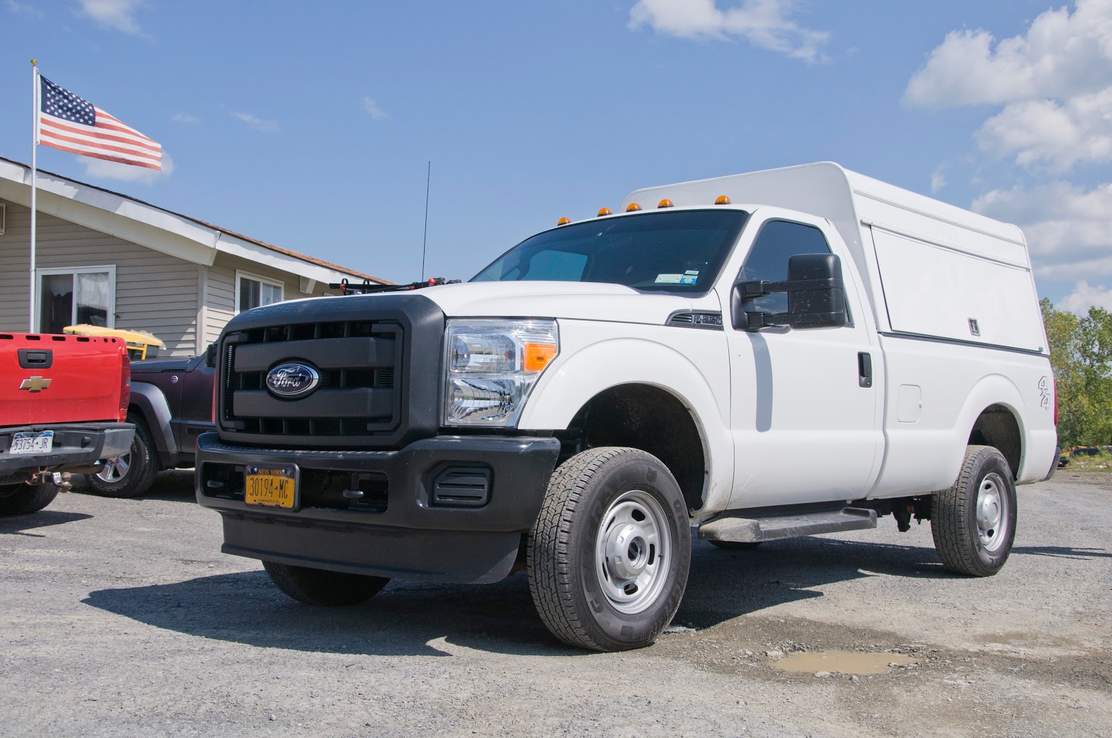 2012 Ford F 250 Super Duty with A R E  DCU Cap   Heavy Hauler Trailers