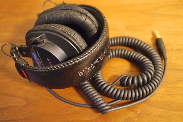 SONY MDR-7506。カールコードと折り畳み