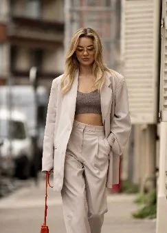 Não é porque as cores vibrantes estarão em alta neste verão que devemos abandonar os básicos. O bege, o branco, o off-white e neutros se manterão em alta principalmente nos looks mais leves e casuais.