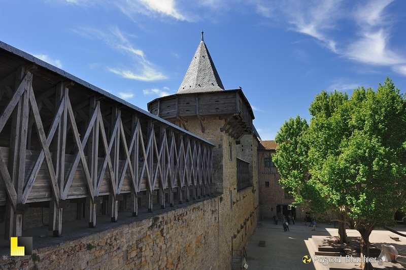 Passage de bois et tour des caserne hourdée du château comtal de Carcassonne photo pascal blachier
