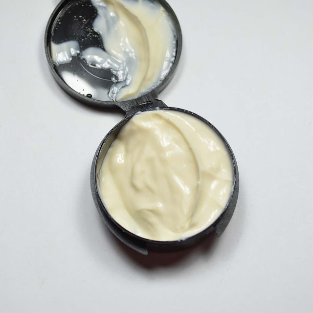 sample sized clamshell container of Sol Cheirosa '62 Brazilian Bum Bum Cream