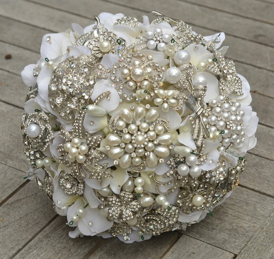 Vintage Brooch Bridal Bouquets What an awesome alternative to the 