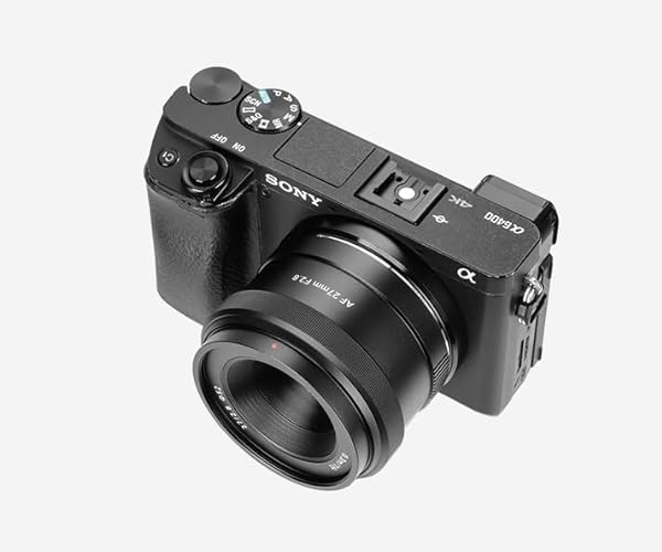 Объектив 7Artisans AF 27mm f/2.8 с камерой Sony A6400, вид спереди сверху