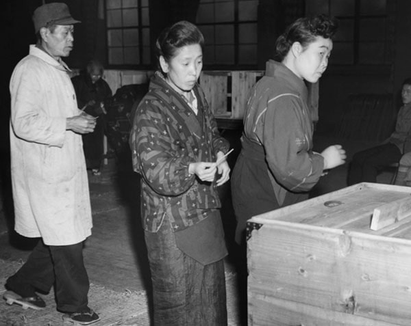 Mujeres japonesas votando