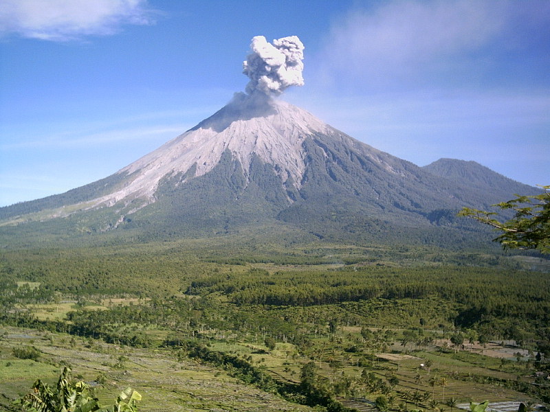 catatan kecil 5 gunung  paling angker di indonesia