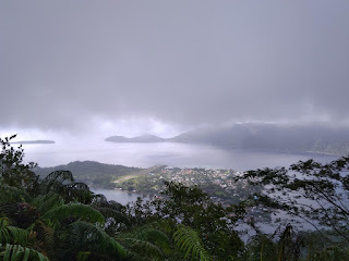 banda neira, pemandangan dari atas gunung