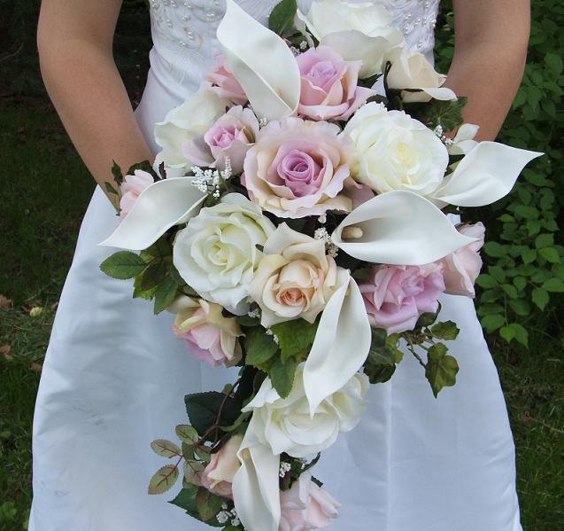 A bouquet of lavender roses and dusty pink calla lilies