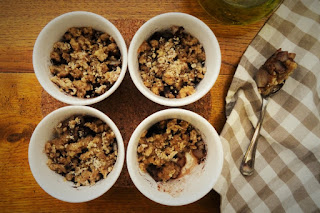 foto vista Ricetta crumble di pere e cacao all'olio di oliva per bambini