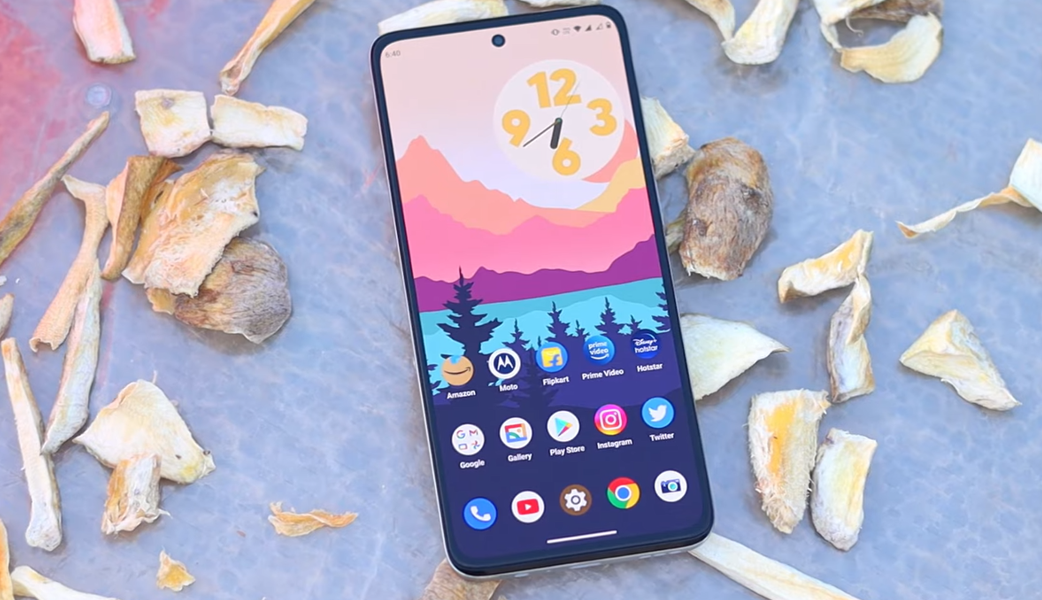 vrijdag fundament decaan Moto G82 Review: A perfect mid-range all-rounder from Motorola that packs  the best of everything but misses one thing!!