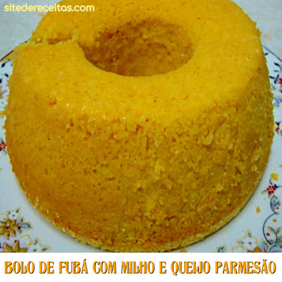 Bolo de fubá com milho e queijo parmesão