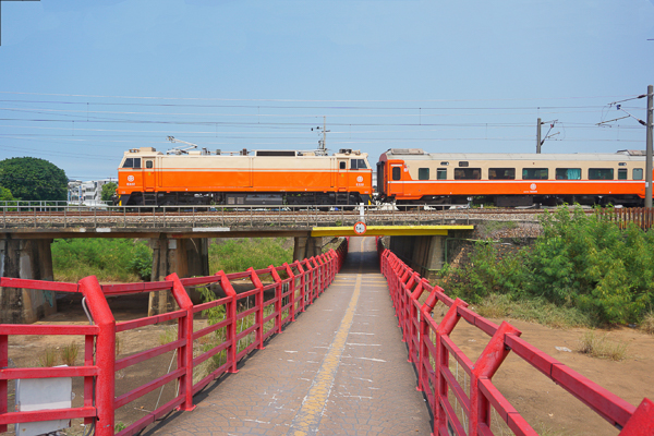 台中清水石瀬頭橋拍橋中橋彩繪列車，五福圳自行車道紅鐵橋